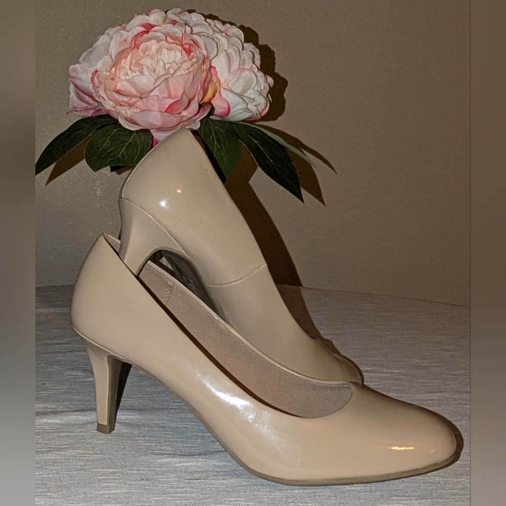 Comfort Plus by Predictions Beige Patent Leather Heels- Size 9